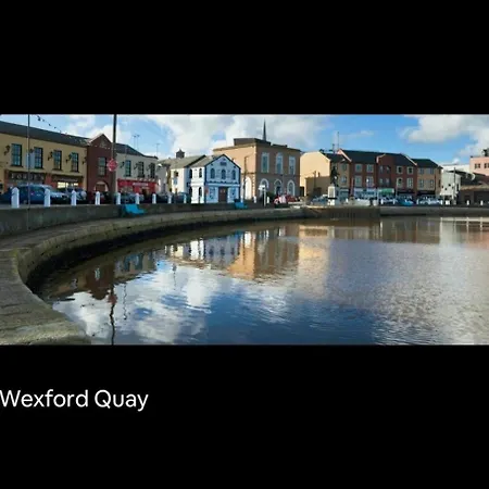 Three Bed Cosy Townhouse Walking Distance To Town