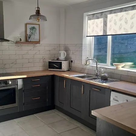 Ferienhaus Three Bed Cosy Townhouse Walking Distance To Town