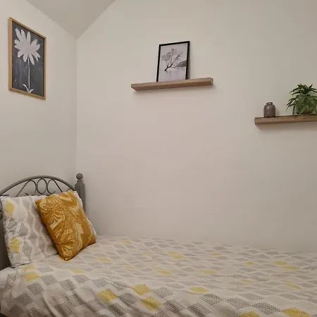 Ferienhaus Three Bed Cosy Townhouse Walking Distance To Town *
